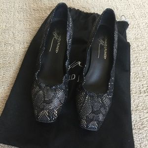EUC Donald J. Pliner Pump Black/Grey 7.5M